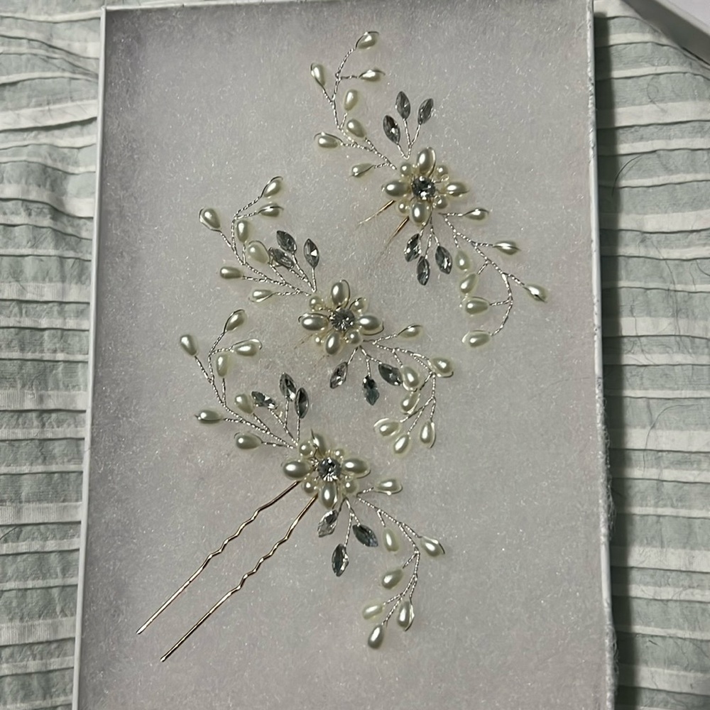Never used diamond and pearl hair pins! Perfect for a wedding or formal event!